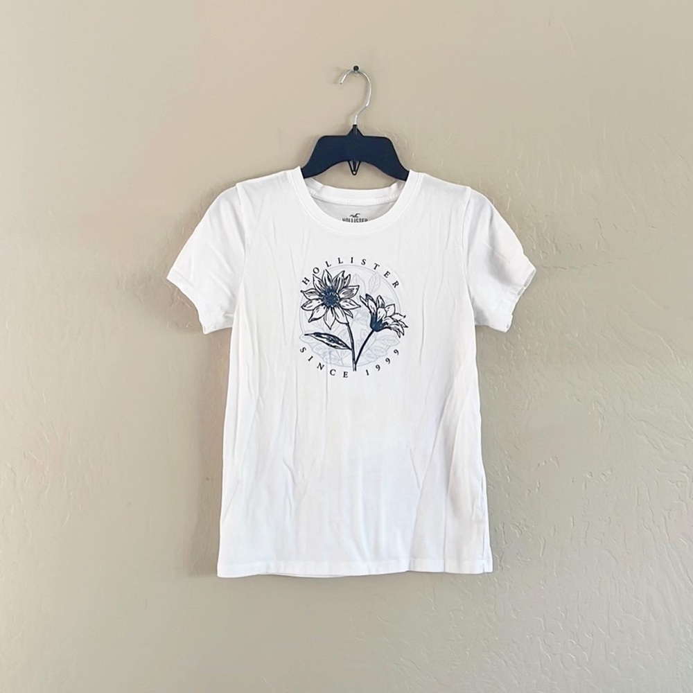 🌿Final Sale‎ Hollister White Super Soft & Cozy Tee